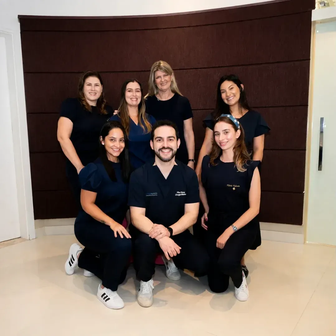 Equipe da clínica com o Dr. Vitor Nunes