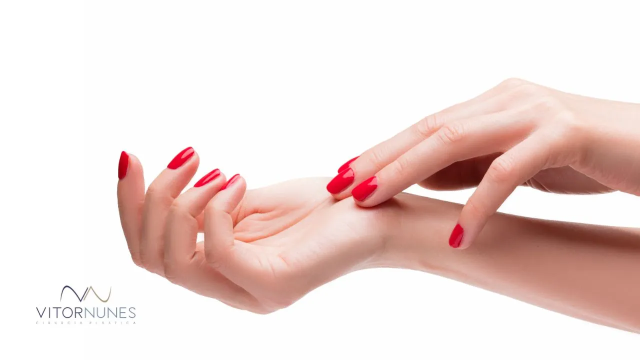 Sabe como rejuvenescer a aparência das mãos?